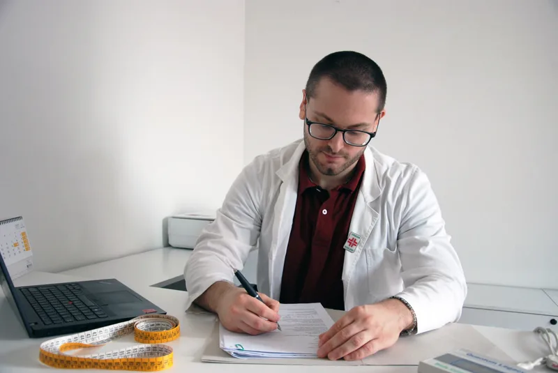Dott. Battistin alla scrivania durante una consulenza nutrizionale
